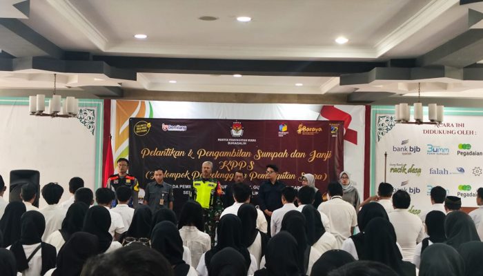 Sinergitas TNI – POLRI Bhabinkamtibmas Polsek Sukajadi Hadiri Kegiatan Pelantikan Sumpah Janji Kelompok Panitia Pemungutan Suara (KPPS) Kel. Sukagalih