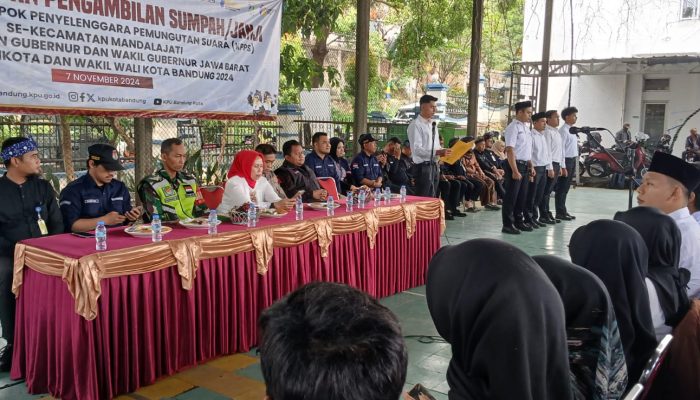 Hadiri Pelantikan Dan Pengambilan Sumpah/Janji Anggota KPPS, Panit Samapta Hadir Bersama Bhabinkamtibmas