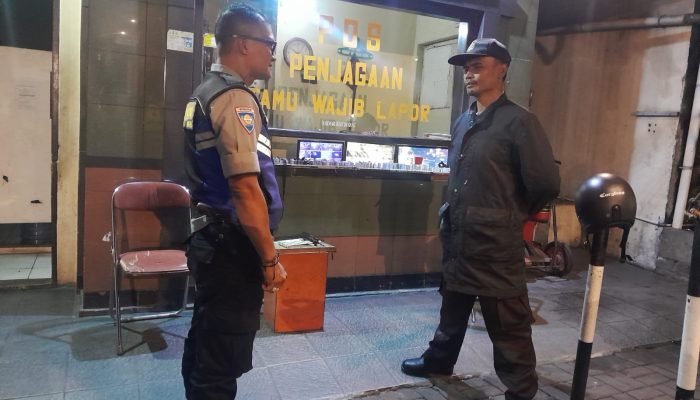 Berikan Pesan Kamtibmas, Bhabinkamtibmas Polsek Antapani Sambangi Satpam Komplek