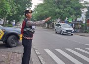 Antisipasi Kemacetan pagi Personil Samapta Polsek Arcamanik Melaksanakan Penjagaan Pengaturan Arus Lalin