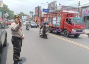 Personil Samapta Polsek Ujungberung Lakukan Giat Pengaturan Arus Lalulintas siang Hari