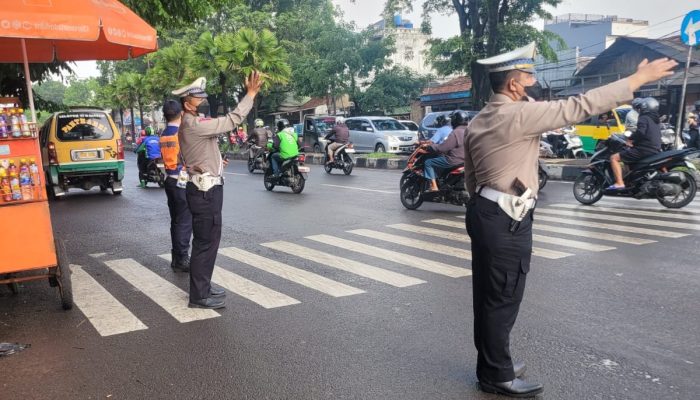 Antisipasi Gangguan Kamseltibcarlantas Pagi, Polsek Astanaanyar Gelar Kegiatan Penjagaan dan Pengaturan Lalulintas