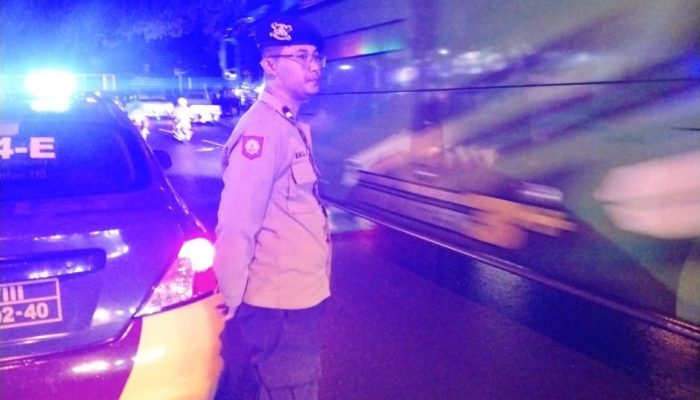 Personel Unit Sabhara Polsek Panyileukan Melaksanakan Protap Strong Point Malam Bandung Lautan Biru di Bunderan Cibiru Jalan Soekarno Hatta