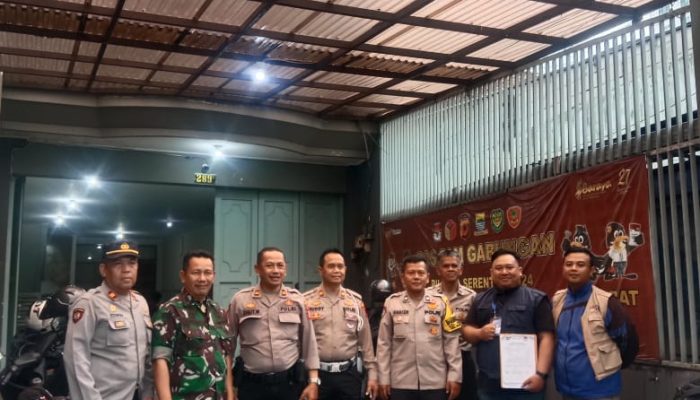 Pendistribusian bilik suara Pilkada serentak 2024 dari Gudang Logistik KPU Kota Bandung ke Gudang logistik PPK Kecamatan Bojongloa kidul.