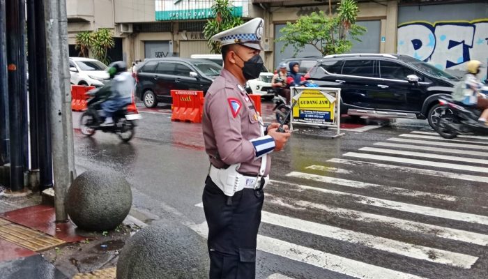 Personil Unit Lantas Polsek Astanaanyar Laksanakan Kegiatan Yanmas Sore Penjagaan dan Pengaturan Lalulintas