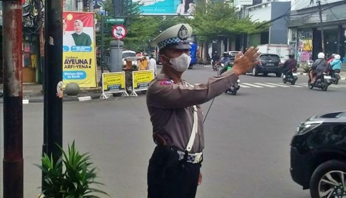 Gelar Gatur Siang, Personil Unit Lantas Polsek Astanaanyar Berikan Pelayanan Kepada Masyarakat