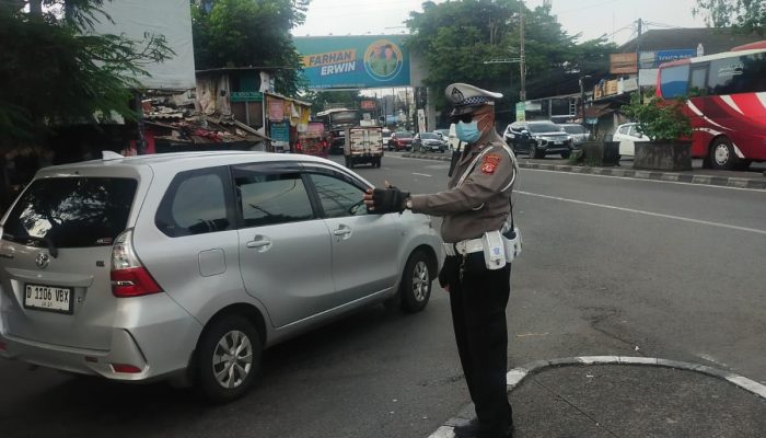 Personil Unit Lantas Polsek Astanaanyar Laksanakan Penjagaan dan Pengaturan Lalulintas, Cegah Kemacetan Arus Lalulintas Sore