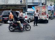 Cegah Gangguan Kamseltibcarlantas Siang, Personil Unit Samapta Polsek Astanaanyar Laksanakan Gatur Lalulintas