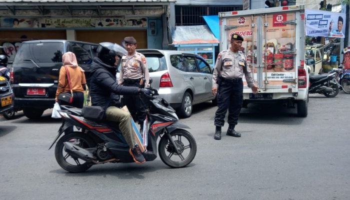 Cegah Gangguan Kamseltibcarlantas Siang, Personil Unit Samapta Polsek Astanaanyar Laksanakan Gatur Lalulintas