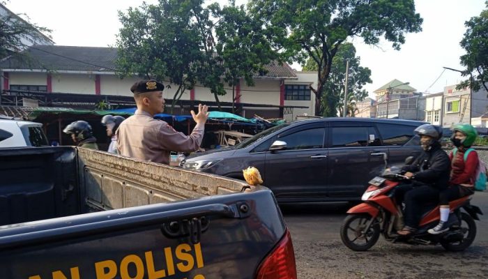 Bantu Masyarakat Pengguna Jalan Jajaran QR Samapta Polsek Andir Lakukan Pelayanan Pagi Dengan Pengaturan Arus Lalin di Beberapa Titik Rawan Macet