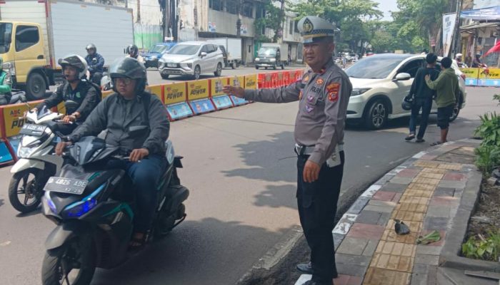 Bantu Urai Kemacetan Siang Hari Personel Unit Lantas Polsek Andir Lakukan Pengaturan dan Rekayasa Lalulintas