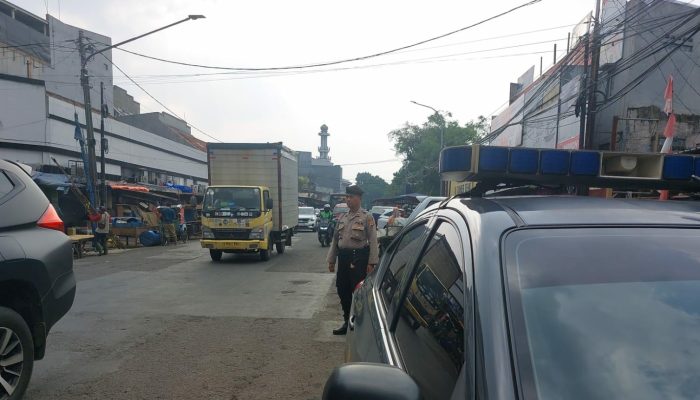 Bantu Urai Kemacetan Sore Hari Personel QR Unit Samapta Polsek Andir Lakukan Pengaturan dan Rekayasa Lalulintas