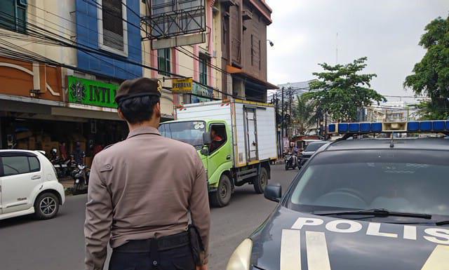 Bantu Urai Kemacetan Siang Hari Personel QR Unit Samapta Polsek Andir Lakukan Pengaturan dan Rekayasa Lalulintas