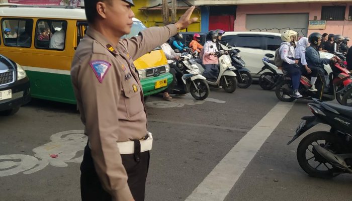 Bantu Masyarakat Pengguna Jalan Unit Lantas Polsek Andir Lakukan Pelayanan Pagi Dengan Pengaturan Arus Lalin di Beberapa Titik Rawan Macet