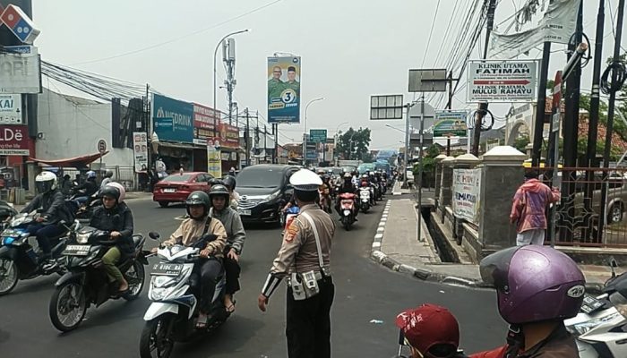 Personil Samapta Polsek Ujungberung Lakukan Giat Pengaturan Arus Lalulintas siang Hari