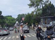 Jajaran Unit Lalulintas Polsek Sukasari Lakukan Giat Pengaturan Arus Lalulintas Siang Hari