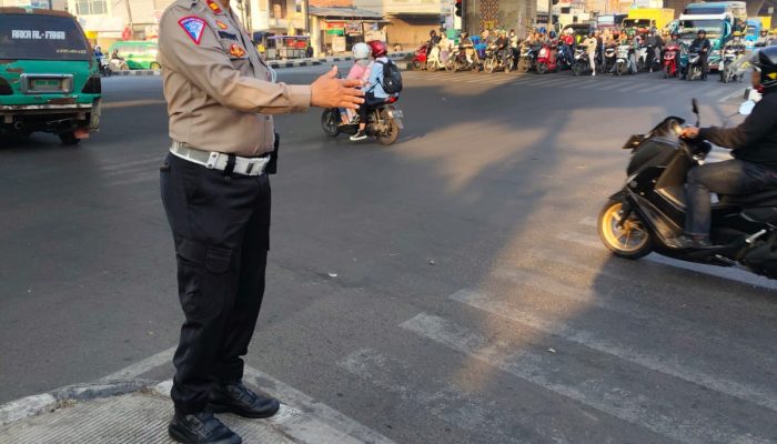 Jajaran Anggota Polsek Bojongloa kidul  tempatkan personil di beberapa titik rawan kemacetan pagi Hari