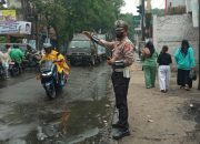 Personil Polsek Bandung Kulon giat Yanmas siang hari Pengaturan Lalulintas