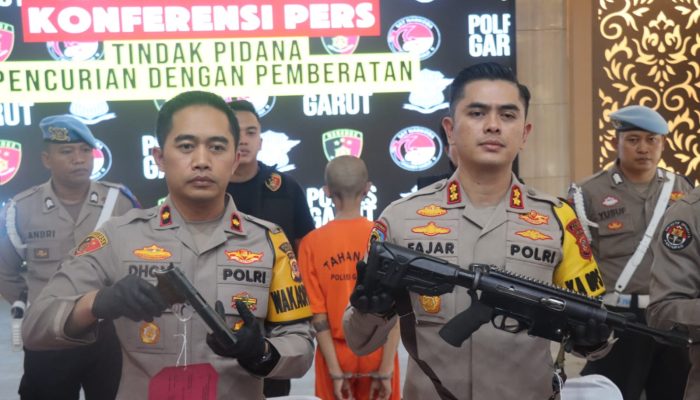 Polres Garut Tangkap Pelaku Curas Dengan Tersangka Menggunakan Senjata Api Laras Panjang Dan Laras Pendek