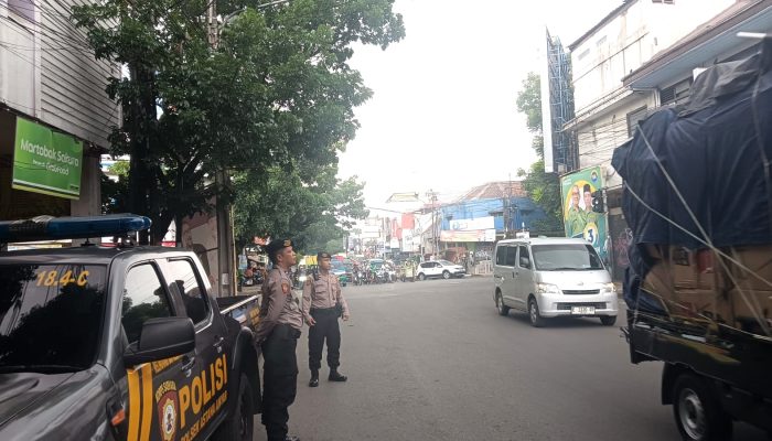 Personil Unit Samapta Polsek Astanaanyar Laksanakan Penjagaan dan Pengaturan Lalulintas Siang, Wujudkan Kamseltibcarlantas Kondusif