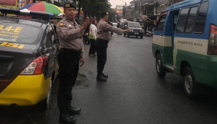 Personil Polsek Polsek Bandung Kulon berikan pelayanan Kepada Masyarakat di sore hari