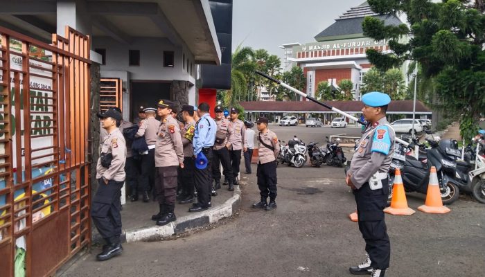 Personil Unit Samapta Polsek Sumur Bandung melaksanakan kegiatan rutin pelayanan masyarakat berupa pengaturan lalulintas Siang hari