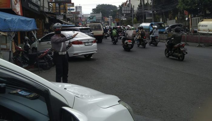 Jajaran Unit Lalulintas Polsek Sukasari Lakukan Giat Pengaturan Arus Lalulintas Siang Hari