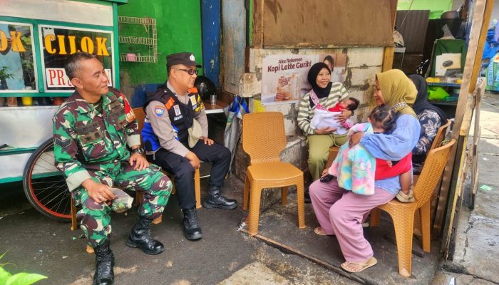 Laksanakan Sambang Bersama, Bhabinkamtibmas Polsek Astanaanyar dan Babinsa Koramil 1801 A/B Jalin Silaturahmi dan Komunikasi Dengan Warga