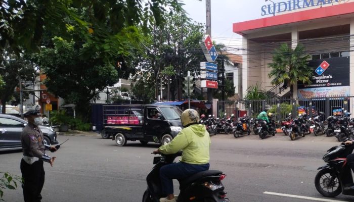 Personel Unit Lantas Polsek Babakan Ciparay Laksanakan Pengaturan Lalulintas Siang Hari