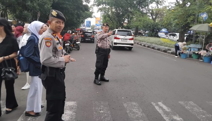 Kanit Sabhara Bersama Personel Melaksanakan Pelayanan Masyarkat Penganturan Arus Lalu Lintas Sore Hari