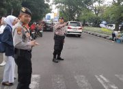 Kanit Sabhara Bersama Personel Melaksanakan Pelayanan Masyarkat Penganturan Arus Lalu Lintas Sore Hari