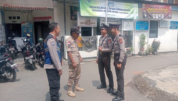 Bhabinkamtibmas melaksanakan giat door to door ke warga binaan sesuai kelurahan di Wilkum Polsek Andir