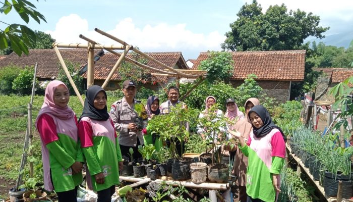 Polsek Banyuresmi Dampingi Kelompok Wanita Tani Dalam Upaya Dukung Program Ketahanan Pangan