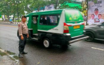 Antisipasi Kemacetan siang Personil samapta Polsek Cibeunying kidul Melaksanakan Pengaturan Arus Lalin