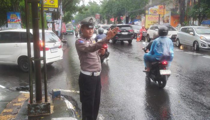 Wujudkan Kamseltibcarlantas Kondusif sore, Unit Lantas Polsek Lengkong Gelar Gatur Lantas