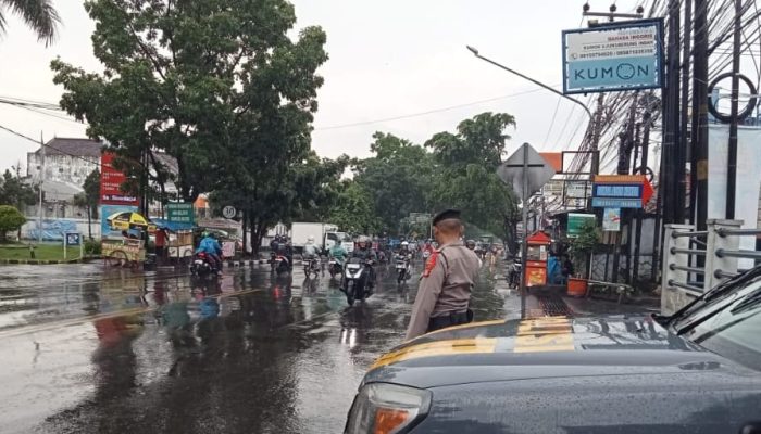 Personil Samapta Polsek Ujungberung Lakukan Giat Pengaturan Arus Lalulintas sore Hari