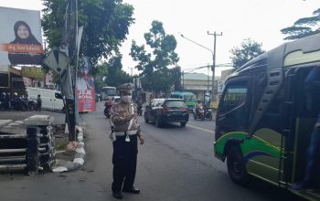 Yanmas siang Jajaran Unit Samapta Polsek Ujungberung Cegah Kemacetan.