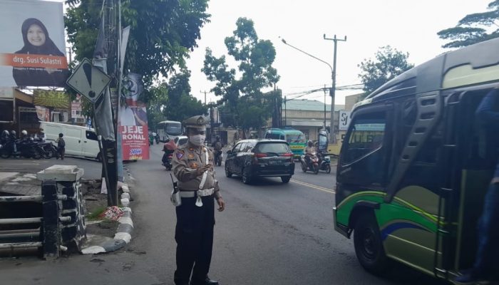 Yanmas siang Jajaran Unit Samapta Polsek Ujungberung Cegah Kemacetan.