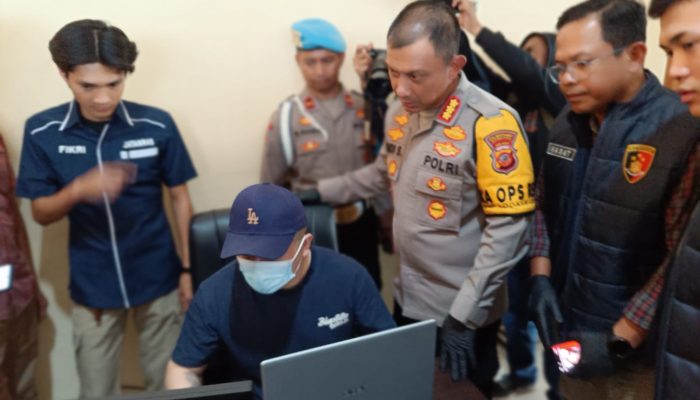 Sat Reskrim Polrestabes Bandung Gerebek sebuah rumah di komplek Muara Regency, yang digunakan sebagai praktik promosi judi online