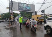 Personel Unit Lantas Polsek Babakan Ciparay Laksanakan Pengaturan Arus Lalin Dibeberapa titik rawan kemacetan sore Hari