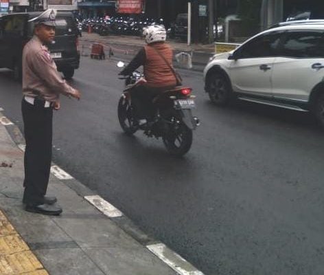 Pelayanan Masyarakat Unit Lantas Polsek Cicendo Polrestabes Bandung Laksanakan Pengaturan lalu lintas di Pos Rajiman