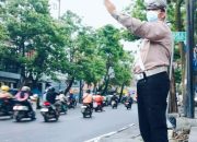 Polsek Cicendo Polrestabes Bandung Laksanakan Pelayanan dengan Pengaturan lalu lintas di Pos Istana Plaza