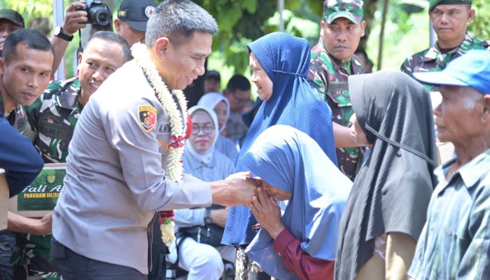 Kapolda Jabar Hadiri Peresmian Jembatan Gantung dan Lakukan Bhakti Sosial di Kabupaten Bandung Barat