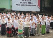 Ratusan ASN Kota Cimahi Dukung Pemecahan Rekor Muri Pemakaian Sarung  Tenun Terbanyak Tahun 2024