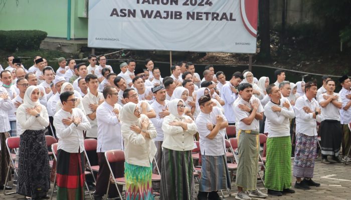 Ratusan ASN Kota Cimahi Dukung Pemecahan Rekor Muri Pemakaian Sarung  Tenun Terbanyak Tahun 2024