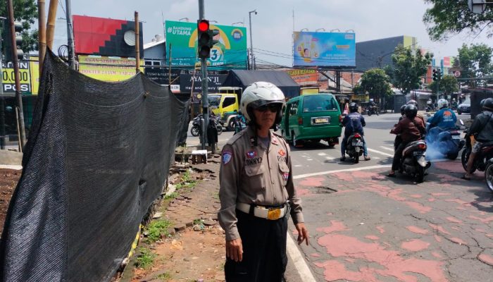 Antisipasi Kemacetan siang hari Personil unit lantas Polsek Cibeunying kidul Melaksanakan Pengaturan Arus Lalin