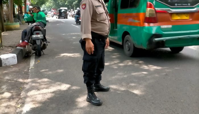 Antisipasi Kemacetan siang Personil samapta Polsek Cibeunying kidul Melaksanakan Pengaturan Arus Lalin