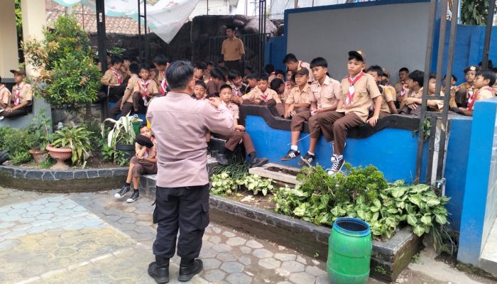 Kanit binmas Polsek Bandung Kidul melaksanakan Pembinaan Terhadap Anak Anak Pramuka