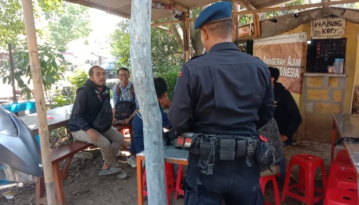 Brimob Lakukan Patroli Harkamtibmas Datangi Warga dan Berikan Himbauan