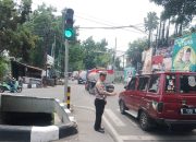 Personil Unit lantas dan Unit Samapta Polsek Cinambo melaksanakan kegiatan rutin pelayanan masyarakat berupa pengaturan lalulintas siang hari